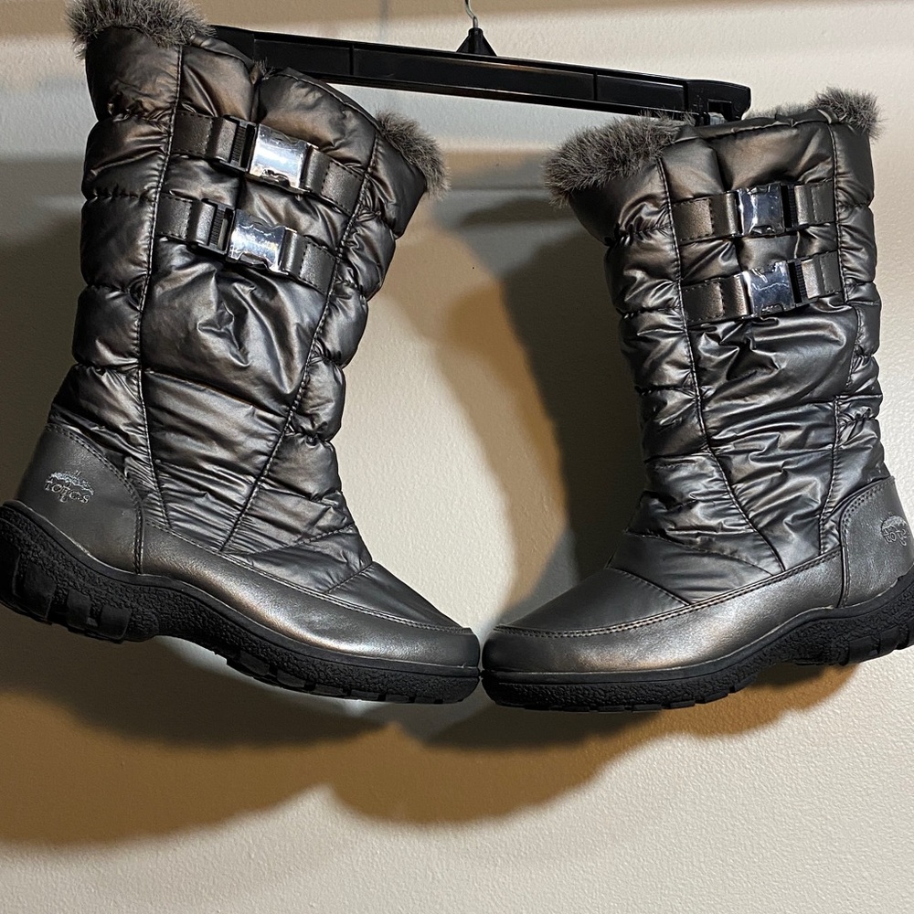 Totes Silver Winter Boots with Faux Fur Trim
